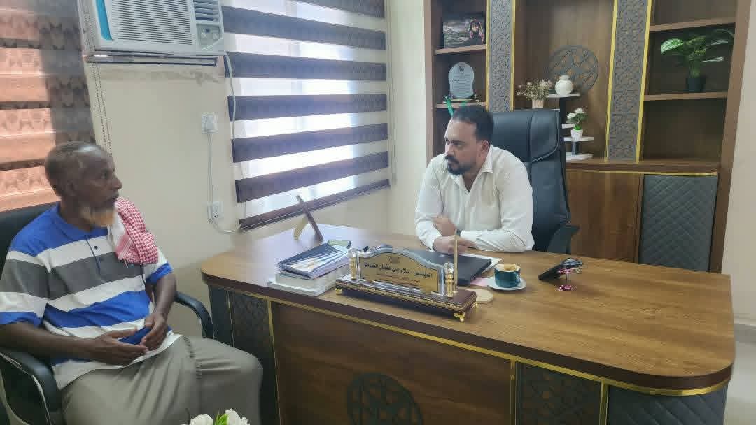 مدير مكتب الشباب والرياضة بساحل حضرموت يلتقي الأمين العام المساعد لجمعية الرياضيين  لبحث إعادة تفعيل دورها وترتيب أوضاعها الإدارية