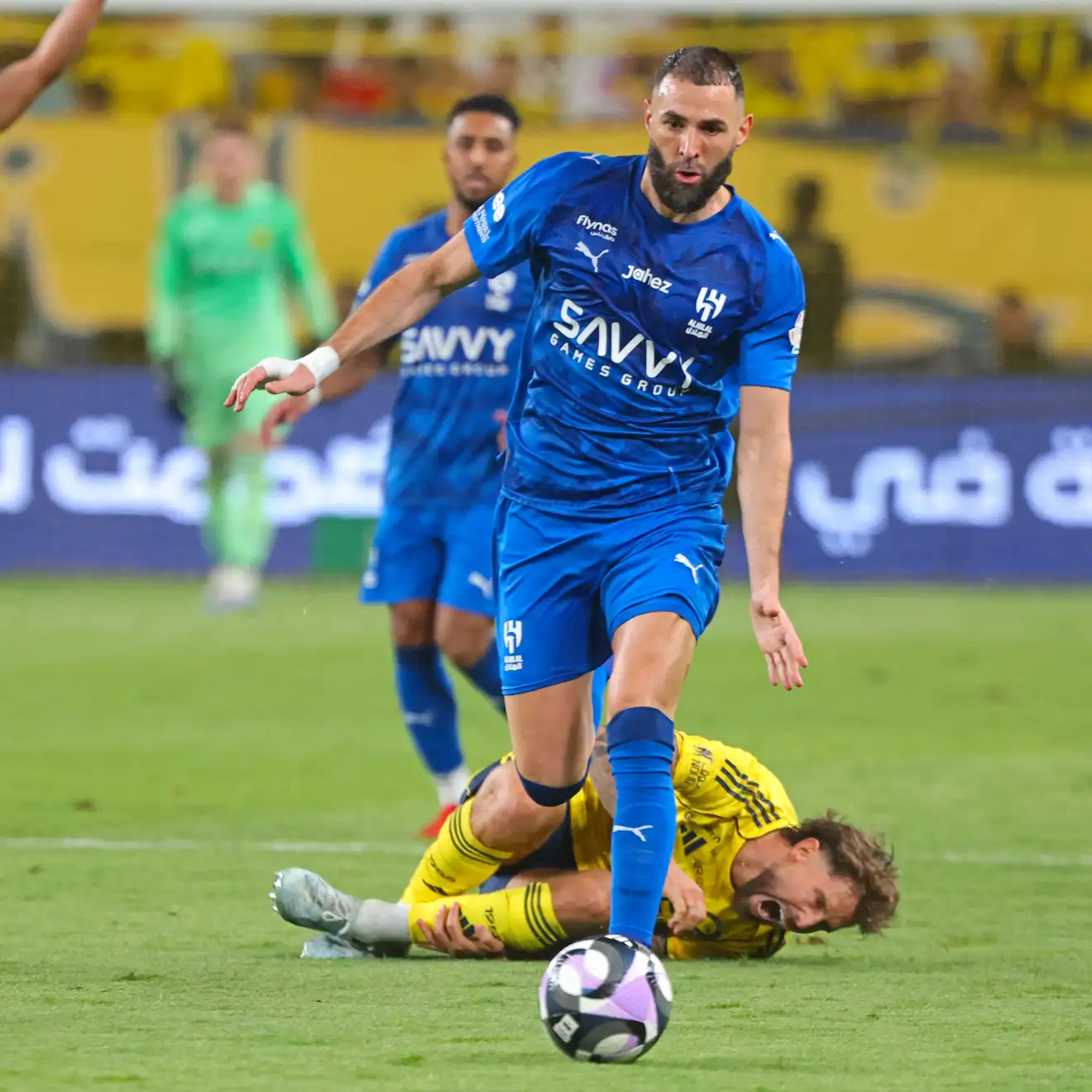 عقله خارج الملعب.. ثورة نارية تطالب بخلع بنزيما من الهلال!