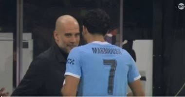 عناق بيب جوارديولا لـ عمر مرموش بعد تسجيل ثنائية ضد نيوكاسل .