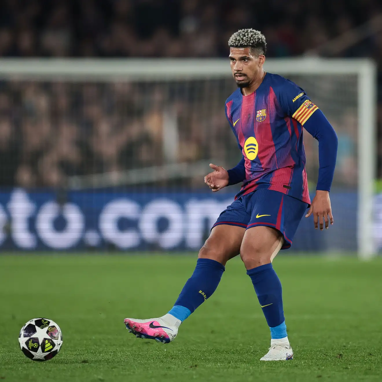 رسميا.. برشلونة يعلن انتقال أراوخو إلى ليفربول