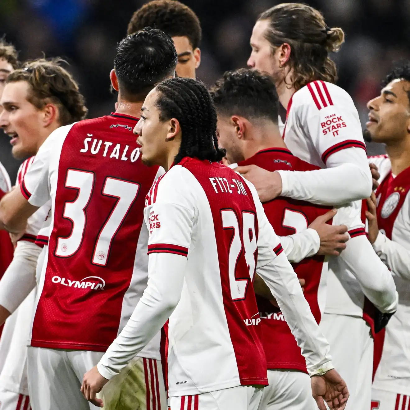 أياكس أمستردام يكافئ نجمه المغربي