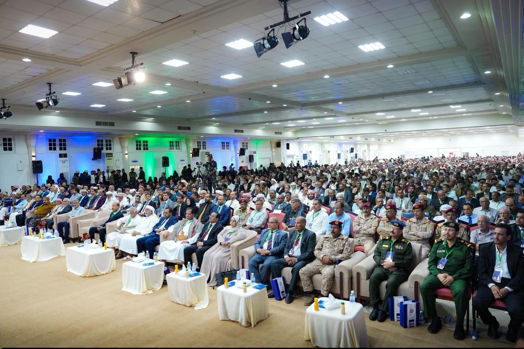 وقفة....المحافظ والحاشية.. حين تختبر المواقف