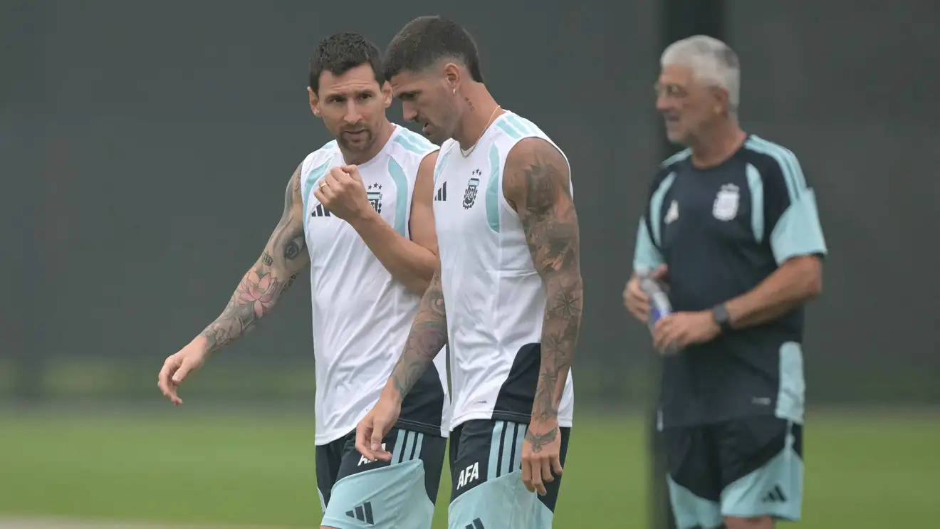 تدخل صادم.. لاعب الأرجنتين يخلع قلب ميسي قبل نهائي المونديال