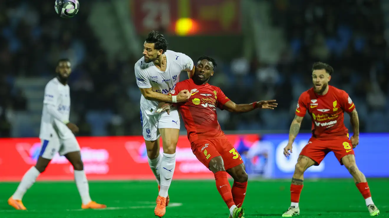 دوري روشن السعودي التعادل يحسم قمة القادسية والهلال ويشعل الصدارة