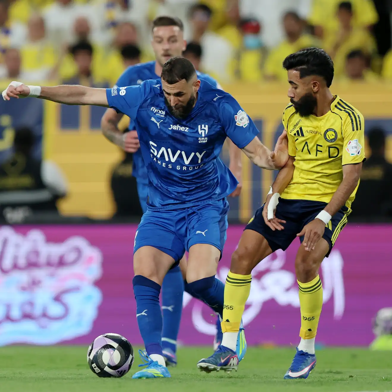 رأسه متحجر.. بنزيما يشعل النيران في الهلال
