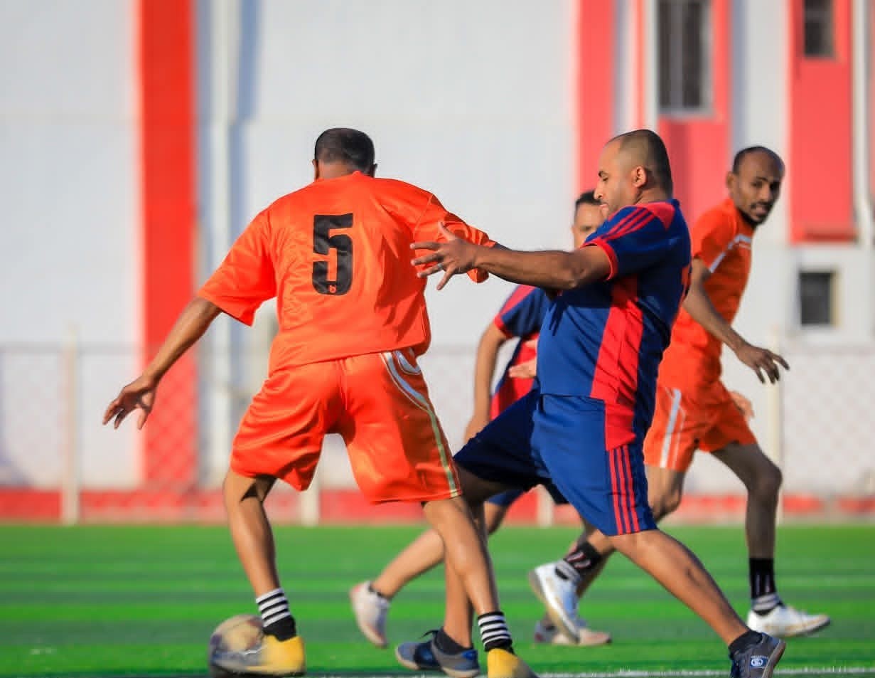 المهرجان الرياضي الرمضاني في نادي شعب حضرموت...أهرام الديس يبلغ النهائي بعد تغلبه على شمسان بركلات الترجيح في بطولة كرة القدم للاعبين القدامى