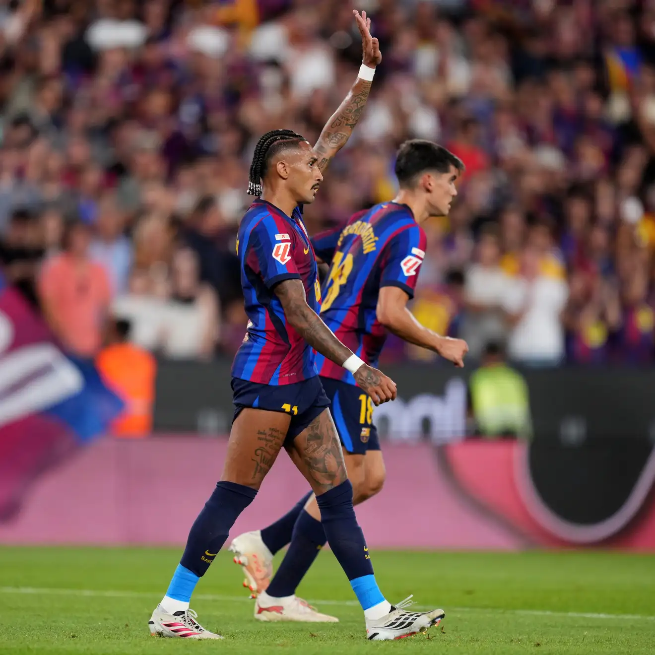 حكم برشلونة وبيلباو يبدي إعجابه بشارب رافينيا!
