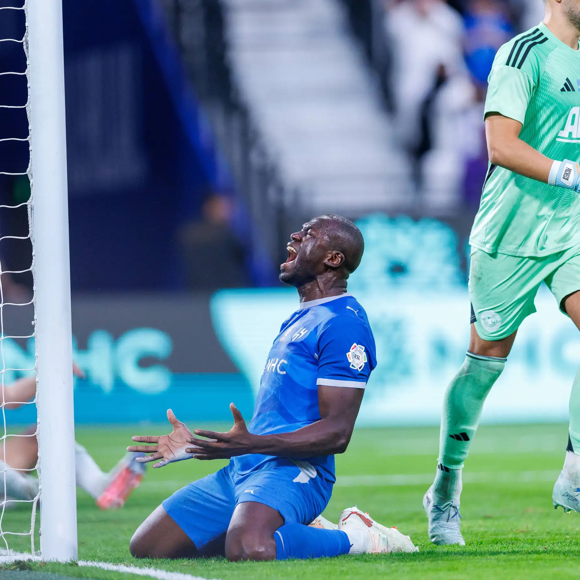 بعد صدمة بونو.. كوليبالي والعويس يورطان الهلال أمام نيوم