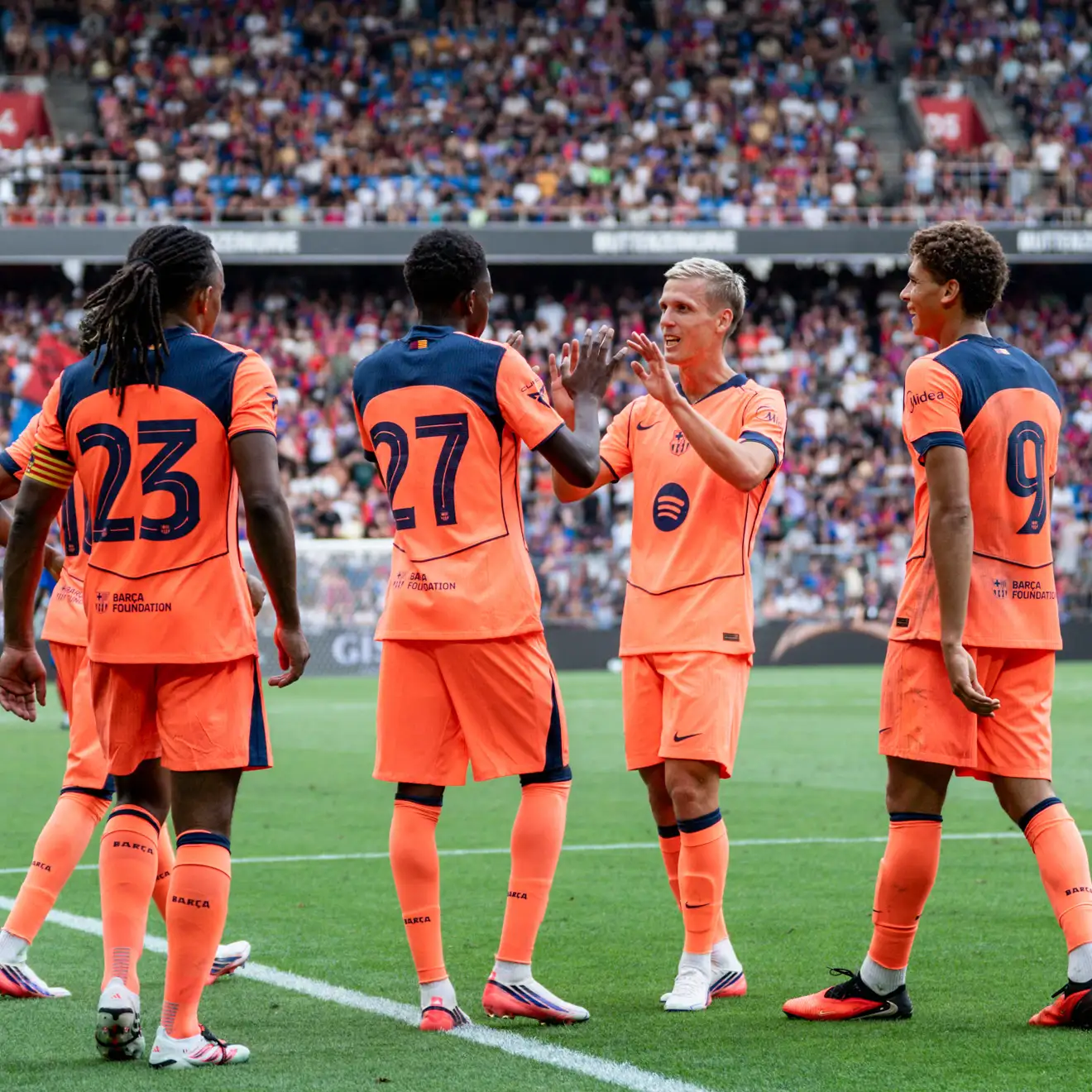 إصابة مقلقة.. لاعب برشلونة يغادر على نقالة