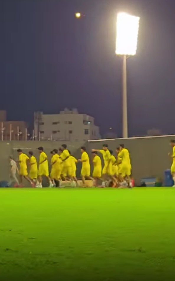 منتخبنا الوطني للناشئين لكرة القدم يواصل تدريباته في المملكة .