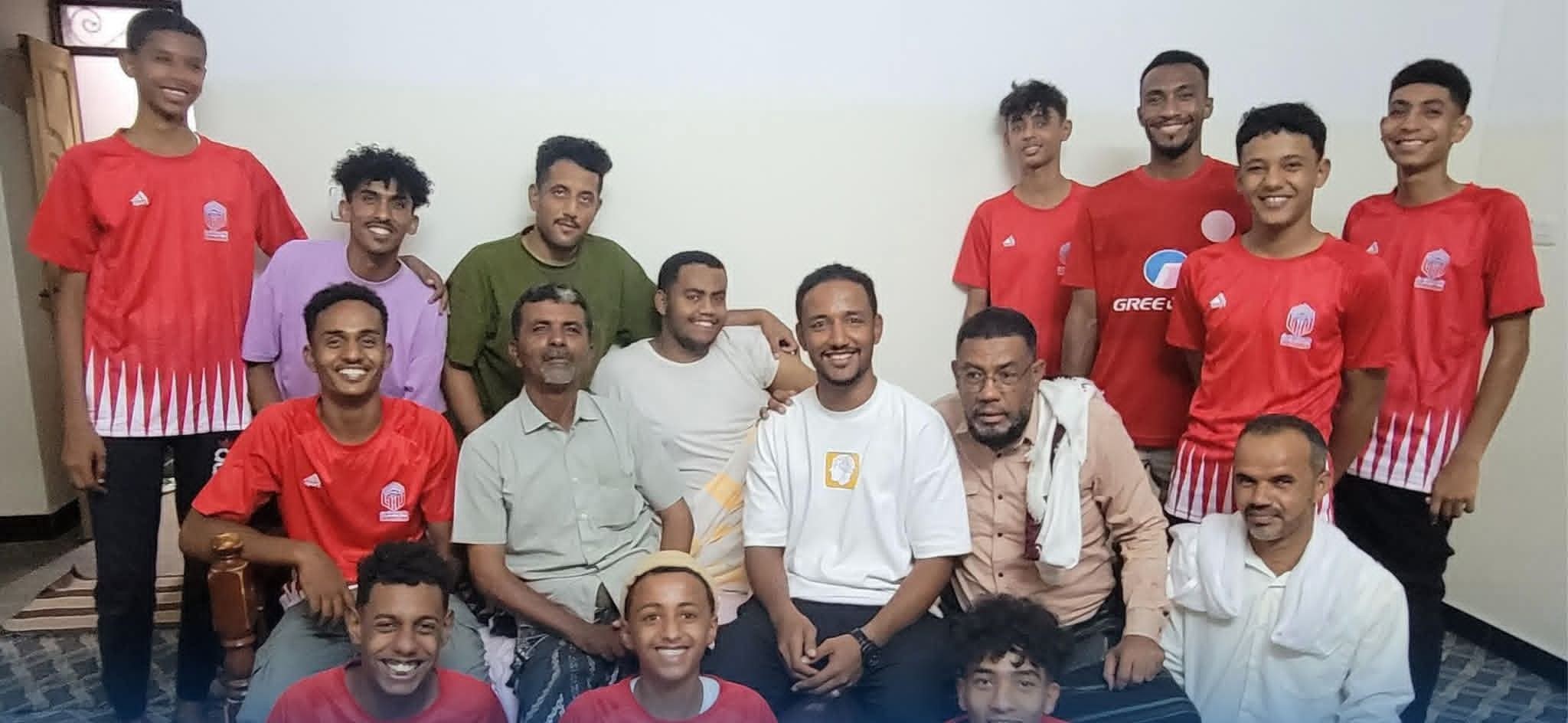 فريق كرة السلة بنادي سيئون يزور المشجع  المغي ويطمئن على صحته .