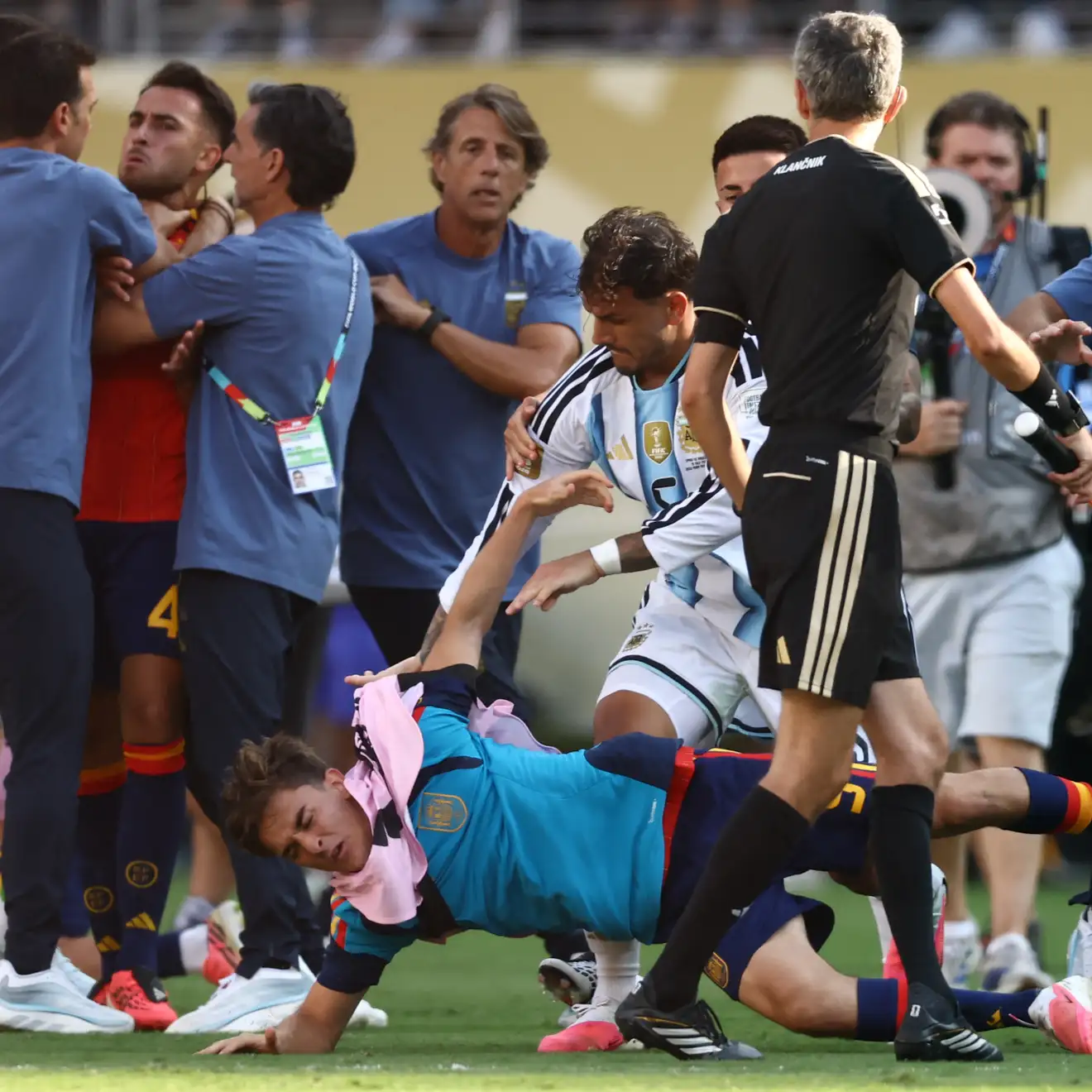الفيفا يفتح الصندوق الأسود للأرجنتين في المونديال.. ويعلن بدء التحقيق