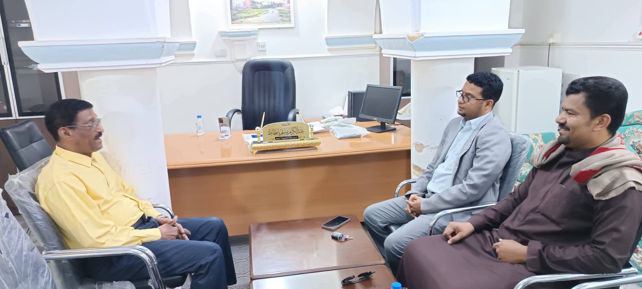مدير عام مكتب وزارة الشباب والرياضة يلتقي مدير عام تريم لمناقشة عدد من القضايا الرياضيه
