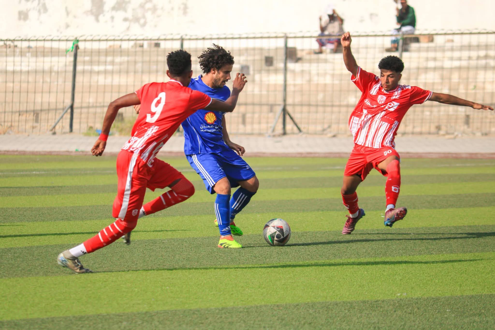 النوارس تتخطى هلال الحديدة بثلاثية نظيفة وتحافظ على صدارة الدوري