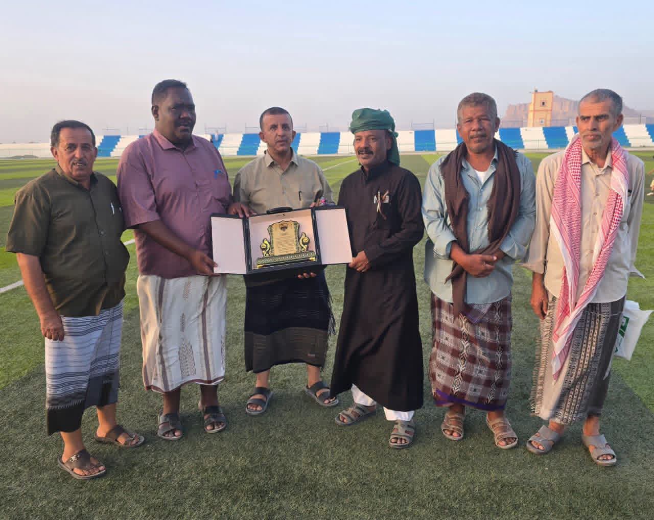 نادي سمعون الشحر يكرّم محافظ شبوة بن الوزير بدرع الوفاء