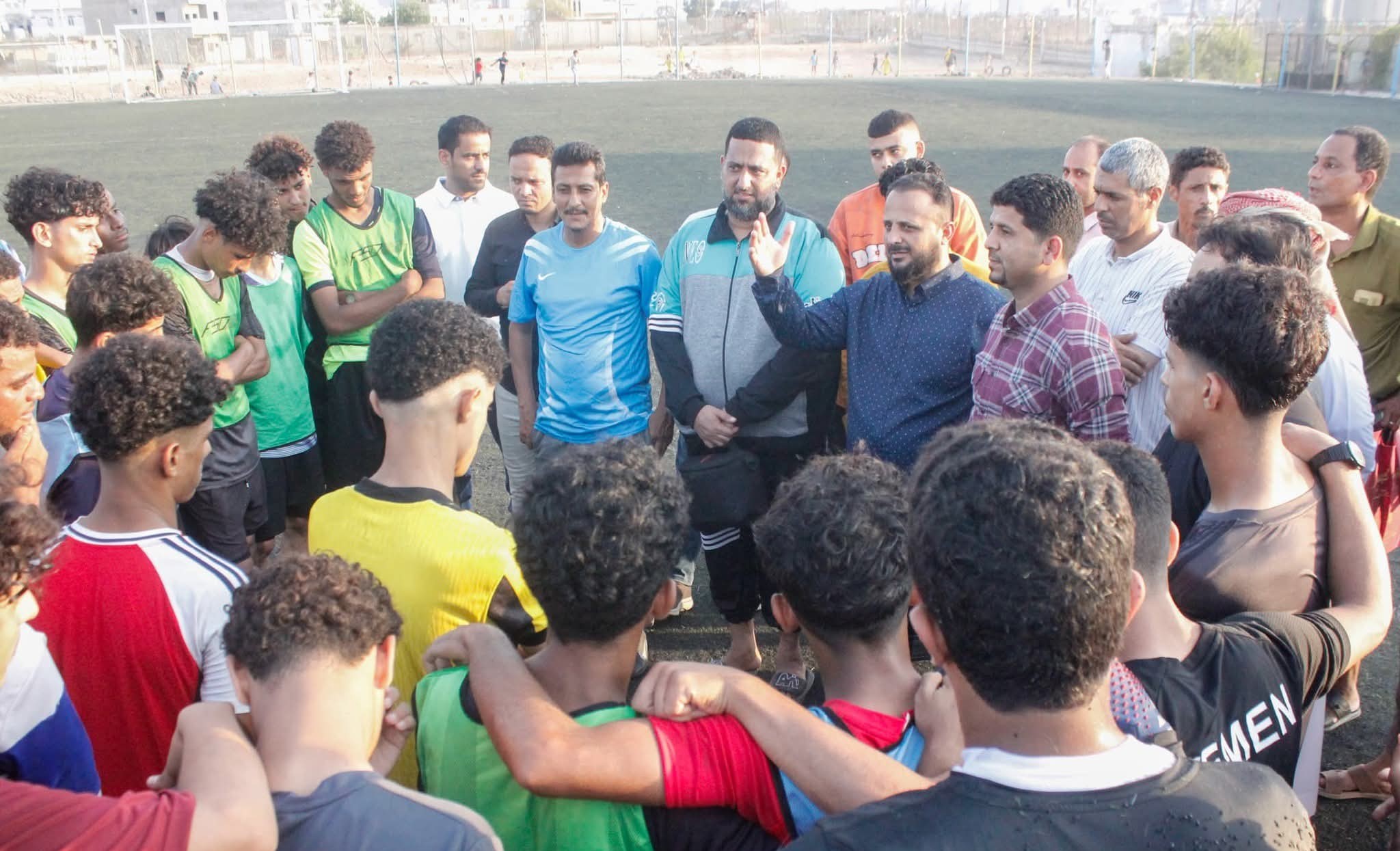 رئيس نادي الشعلة بعدن  يطلع على أوضاع الفريق الأول لكرة القدم ويعد بمعالجة التحديات