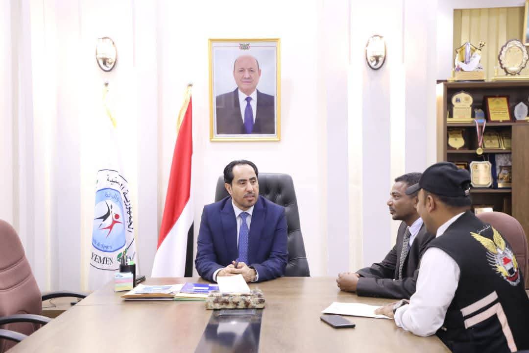 وزير الشباب والرياضة يلتقي الرحالة رؤوف علي القطيبي ويطّلع على مشاركاته الخارجية