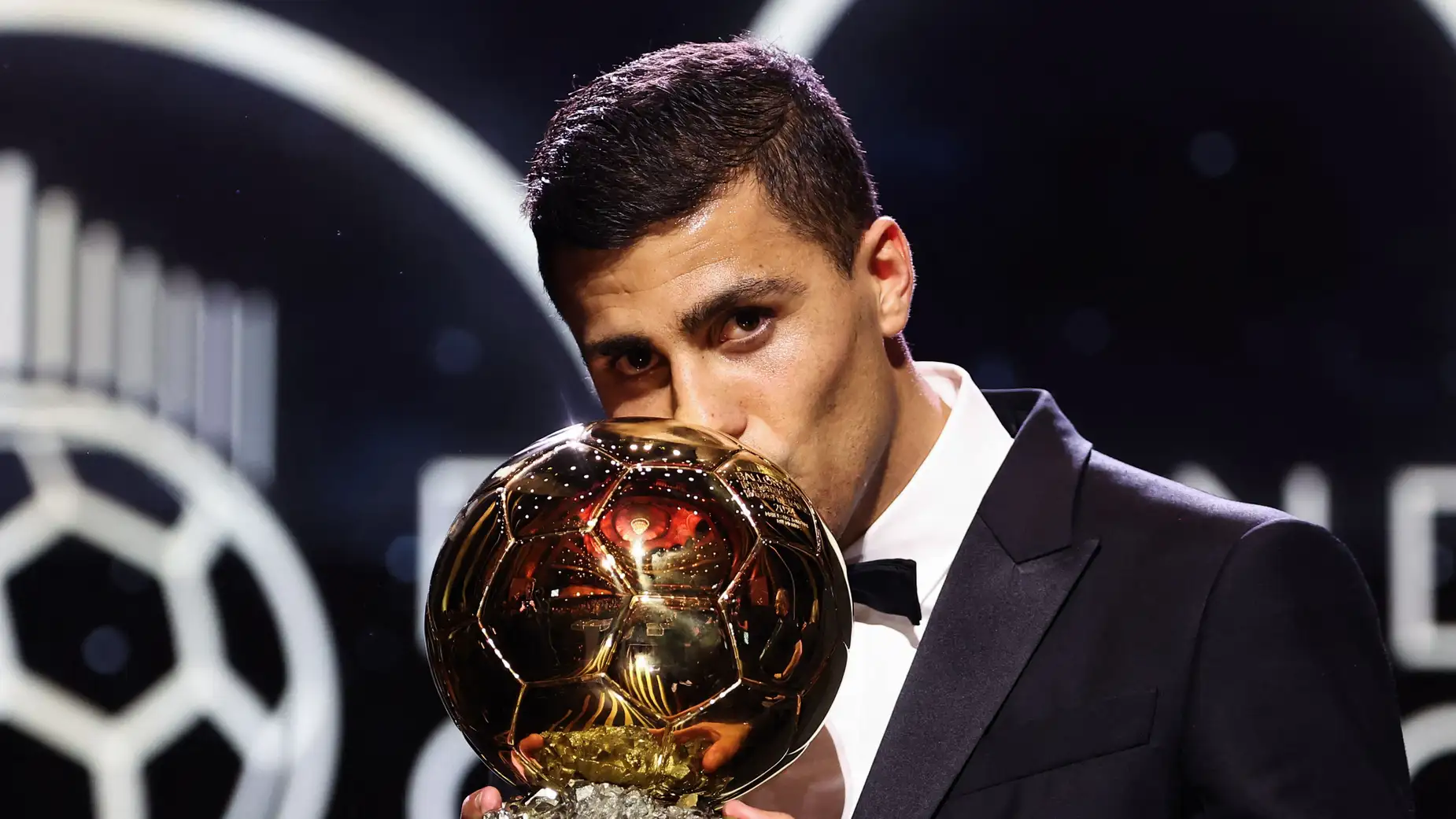 بعد عام من المقاطعة.. ريال مدريد يغيّر موقفه تجاه الكرة الذهبية